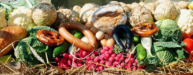 ovoce, zelenina a uzeniny na trhu