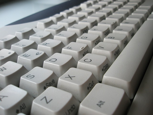 bílá klávesnice detail