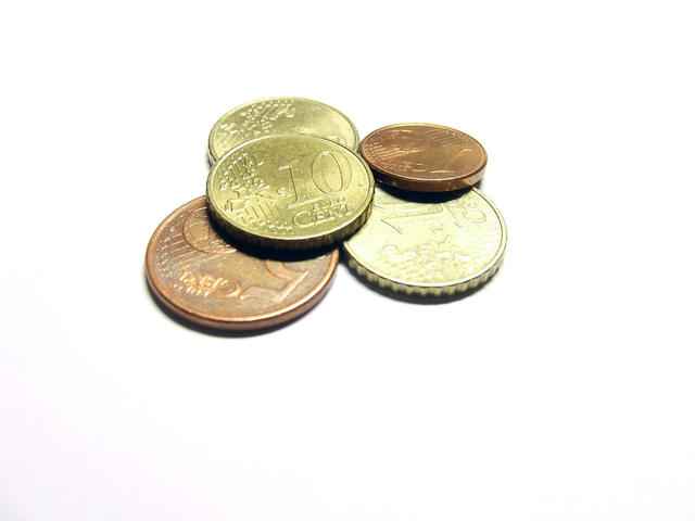 Pár mincí na bílém podkladu, eura, centy