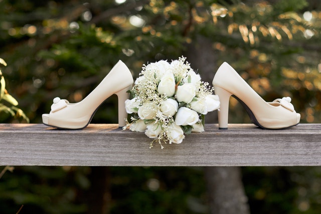 Bílé dámské střevíčky s odloženou svatební kyticí