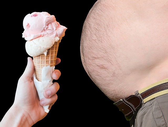 obézní muž trpící cukrovkou